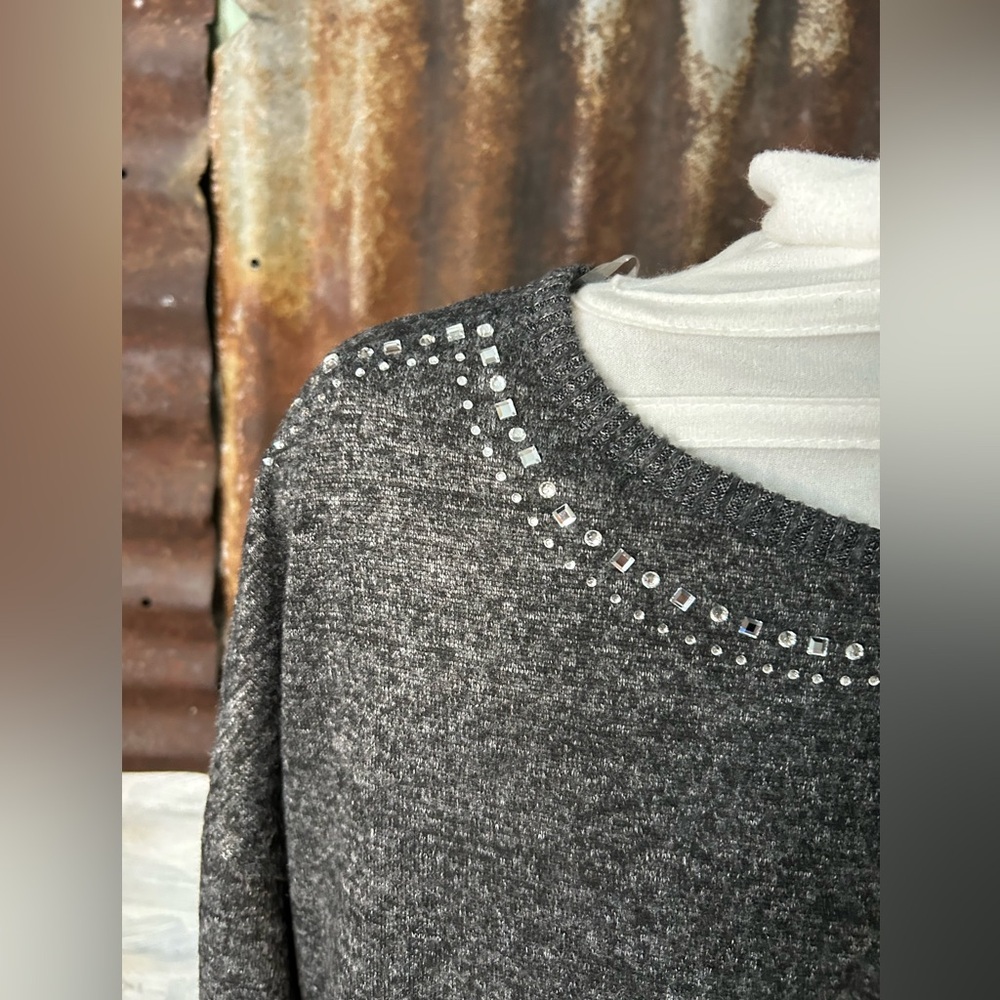 NWT-New York Laundry Gray Knot Top Rhinestone Neckline Twist Hem-Medium - Picture 3 of 8